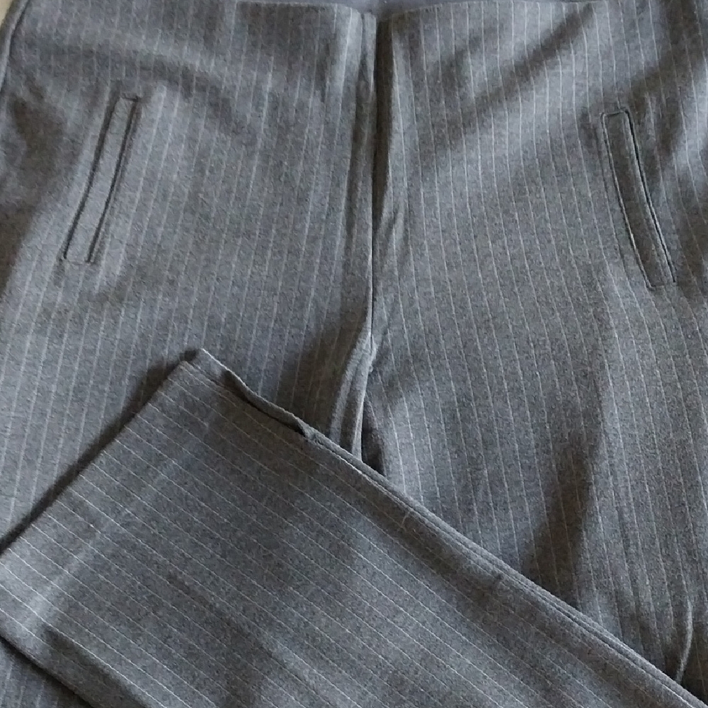 Chicos Gray Pinstripe Pull On Pants with Faux Front Pockets.  Size 1, US Medium